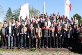akca_koca_kandira_baba_tepesinde_mezari_basinda_anildi_h66257.jpg