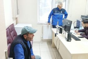 buyuksehir_evsiz_bir_vatandasin_imdadina_yetisti_h66373.jpg