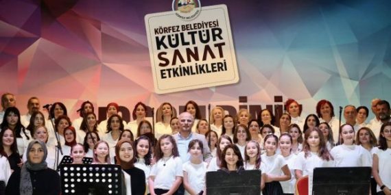 Körfezde şarkılar öğretmenler için seslendirildi