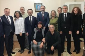 vali_aktas_sehit_ogretmen_erkan_aydinin_annesini_ziyaret_etti_h66358.jpg