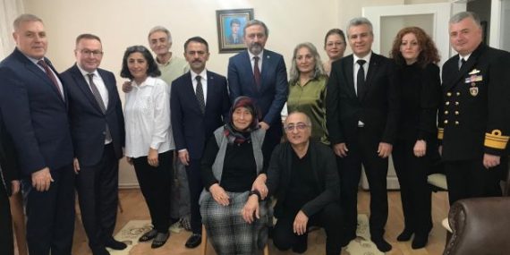 Vali Aktaş, Şehit Öğretmen Erkan Aydın’ın Annesini Ziyaret Etti