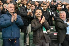 vali_ilhami_aktas_kocaelispor_ile_fatih_karagumruk_as_karsilasmasini_izledi_h66259.jpg
