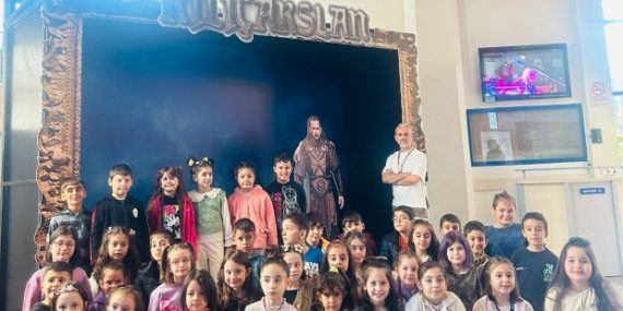 YILDIZLAR SINIFI ÖĞRENCİLERİ TİYATRODA