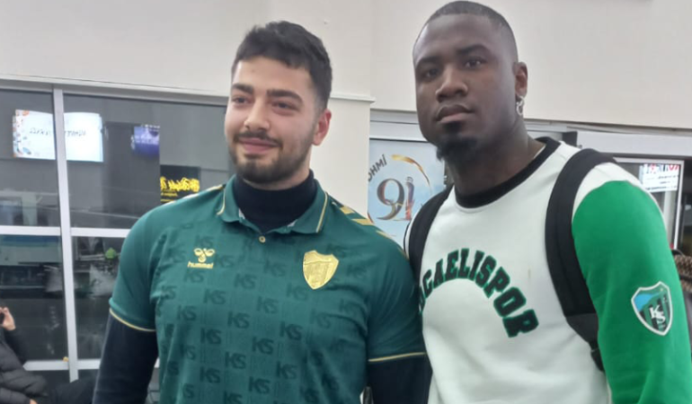 Markao kendi boyuna yaklaşan birini buldu