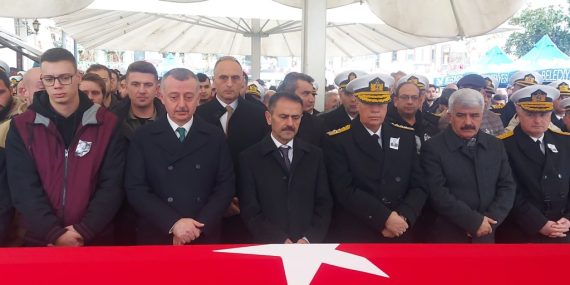 Pilota oğlu ve eşinden asker selamıyla veda