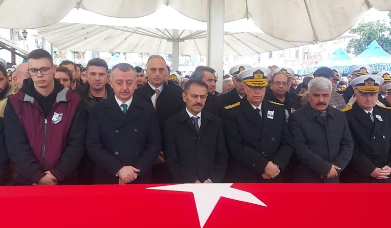 Pilota oğlu ve eşinden asker selamıyla veda