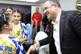 derincesporun_sampiyonlari_baskan_gokce_ile_bulustu_h66469.jpg