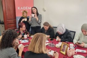 kadem_kocaeliden_sonim_meslek_elemanlarina_ozel_25_kasim_temali_seramik_bardak_boyama_atolyesi_h66407.jpg
