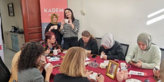 KADEM Kocaeli’den ŞÖNİM Meslek Elemanlarına Özel 25 Kasım Temalı Seramik Bardak Boyama Atölyesi