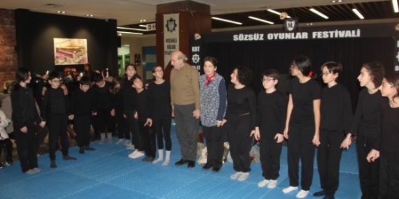 ÇOCUKLARIN VE GENÇLERİN PERFORMANSLARI AYAKTA ALKIŞLANDI