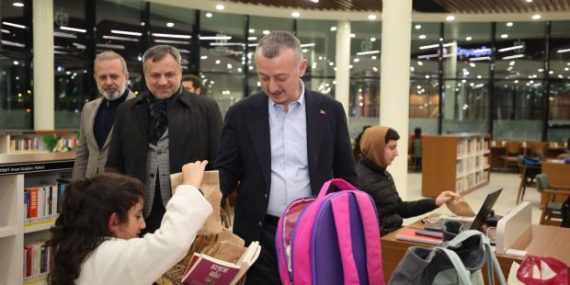 Meyve ve kitap hediye etti