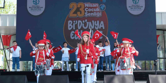 Çocuklardan renkli bando gösterisi