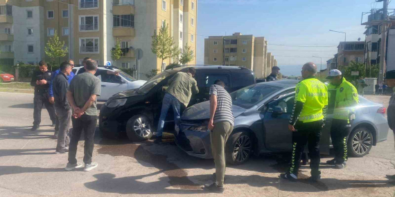 Kocaeli’de 3 araçlı zincirleme kaza: 3 yaralı