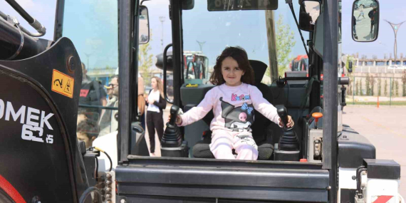 Çocuklar iş makinelerine binmenin heyecanını yaşadı