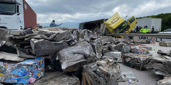 TEM’de yan yatan tırdan saçılan hurdalar trafiği felç etti