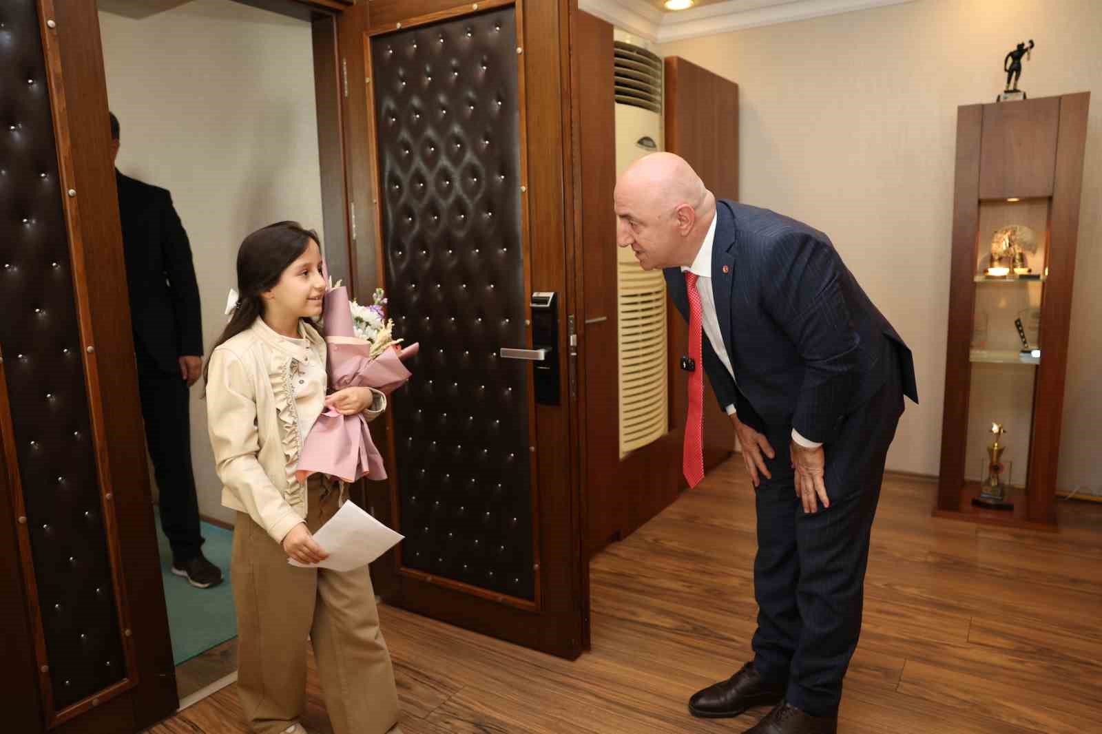 Başkan Bıyık koltuğunu minik İpek’e bıraktı
