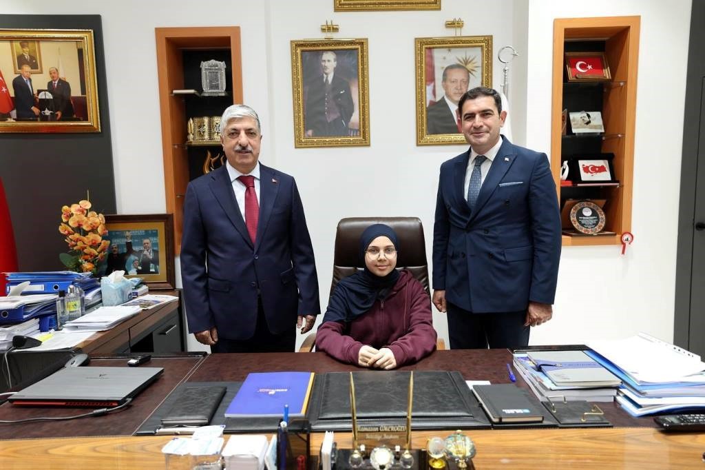 Başkan Ömeroğlu koltuğunu Rubeyda’ya emanet etti
