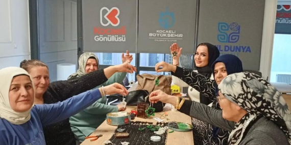 Kadının elinden anahtarlık