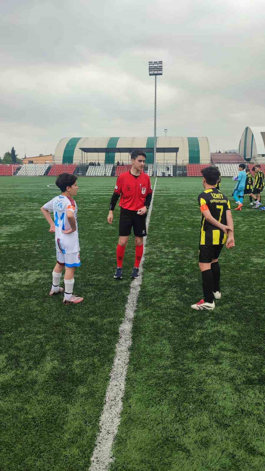 Hakem futbolcunun kramponlarını bağladı
