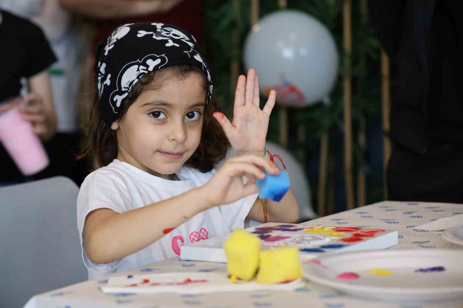 Hastanedeki çocuklara 23 Nisan sürprizi
