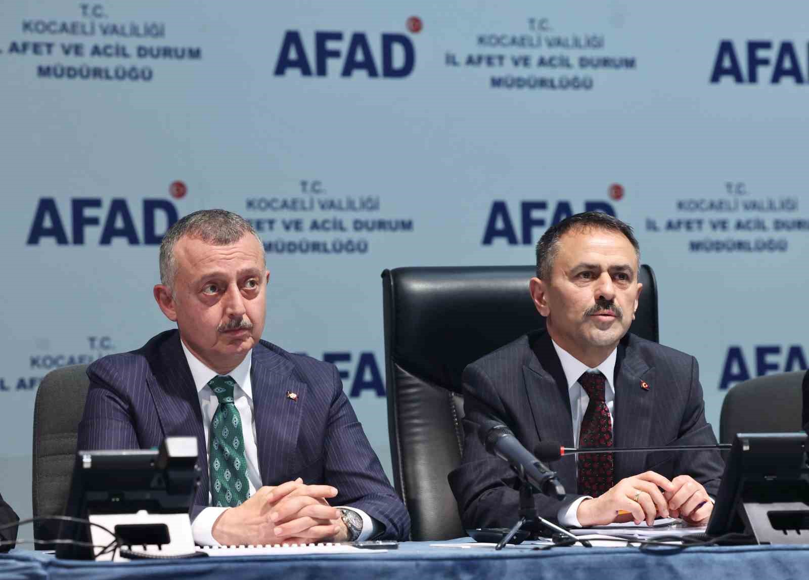 Kocaeli Valisi Aktaş: "Panikleyen 23 kişi yüksekten atlayarak yaralandı"
