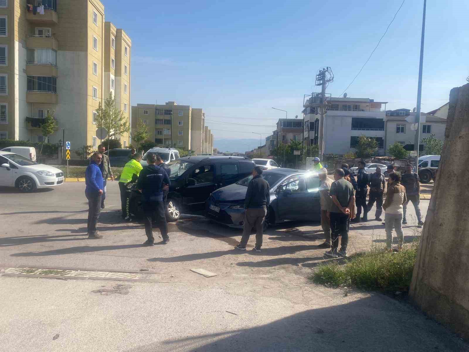 Kocaeli’de 3 araçlı zincirleme kaza: 3 yaralı
