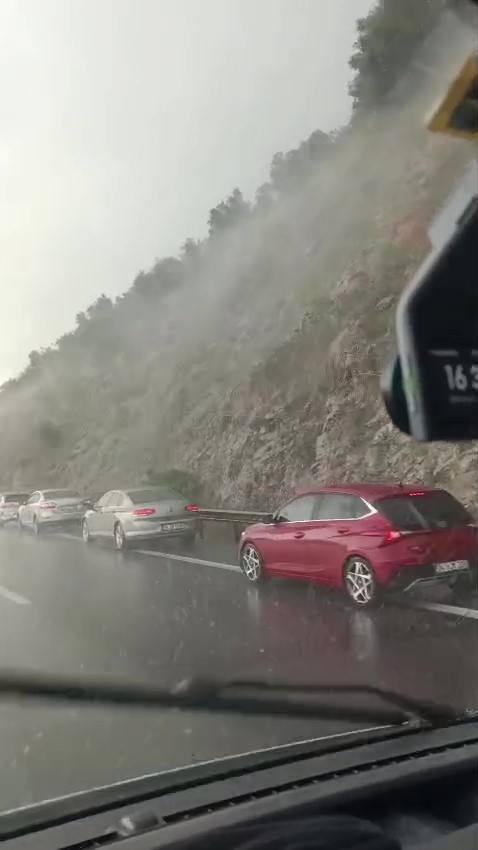 Kocaeli’de aniden bastıran dolu sürücülere zor anlar yaşattı
