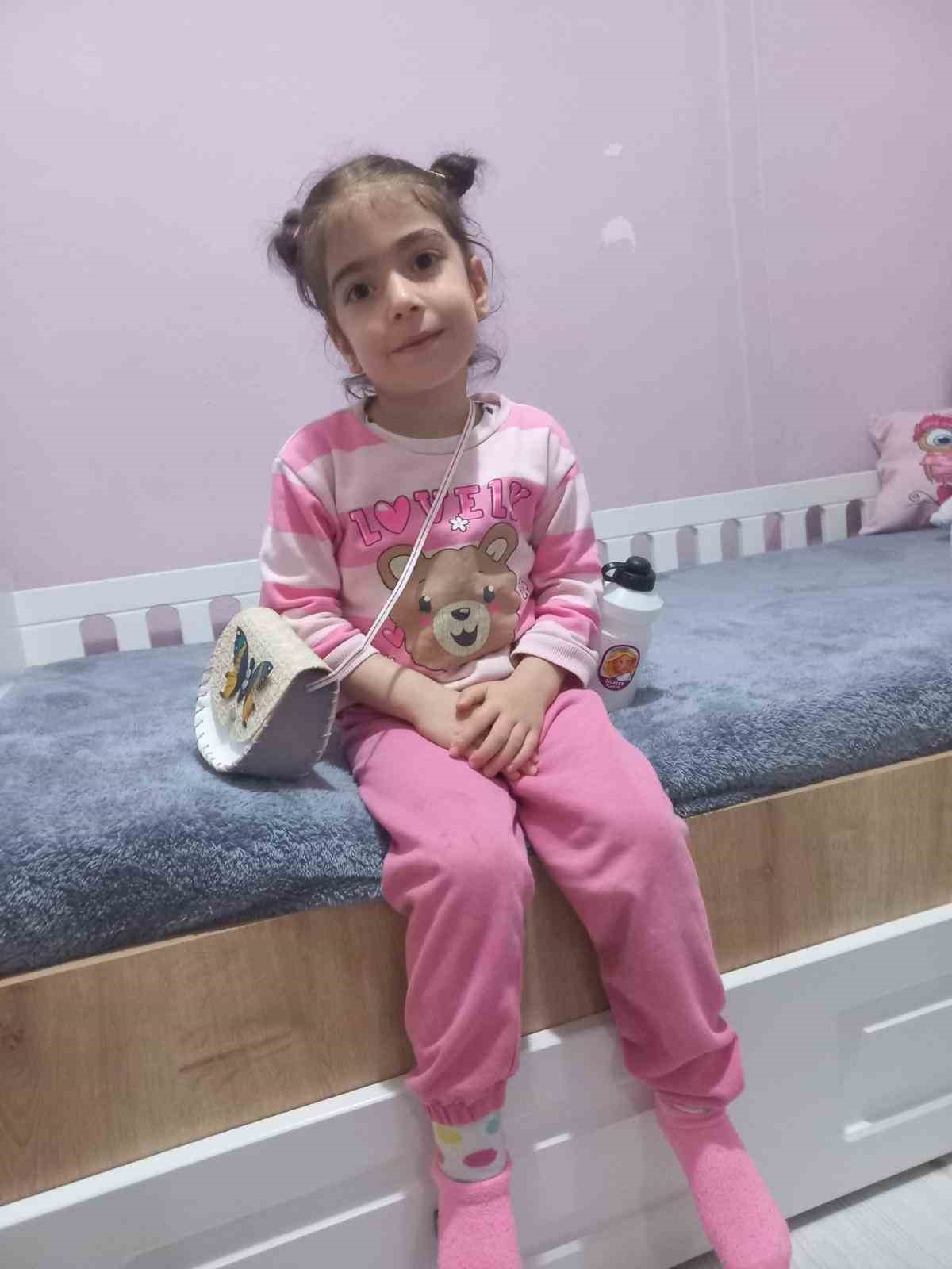 Oyun oynarken otomobilin çarptığı minik kız hayatını kaybetti
