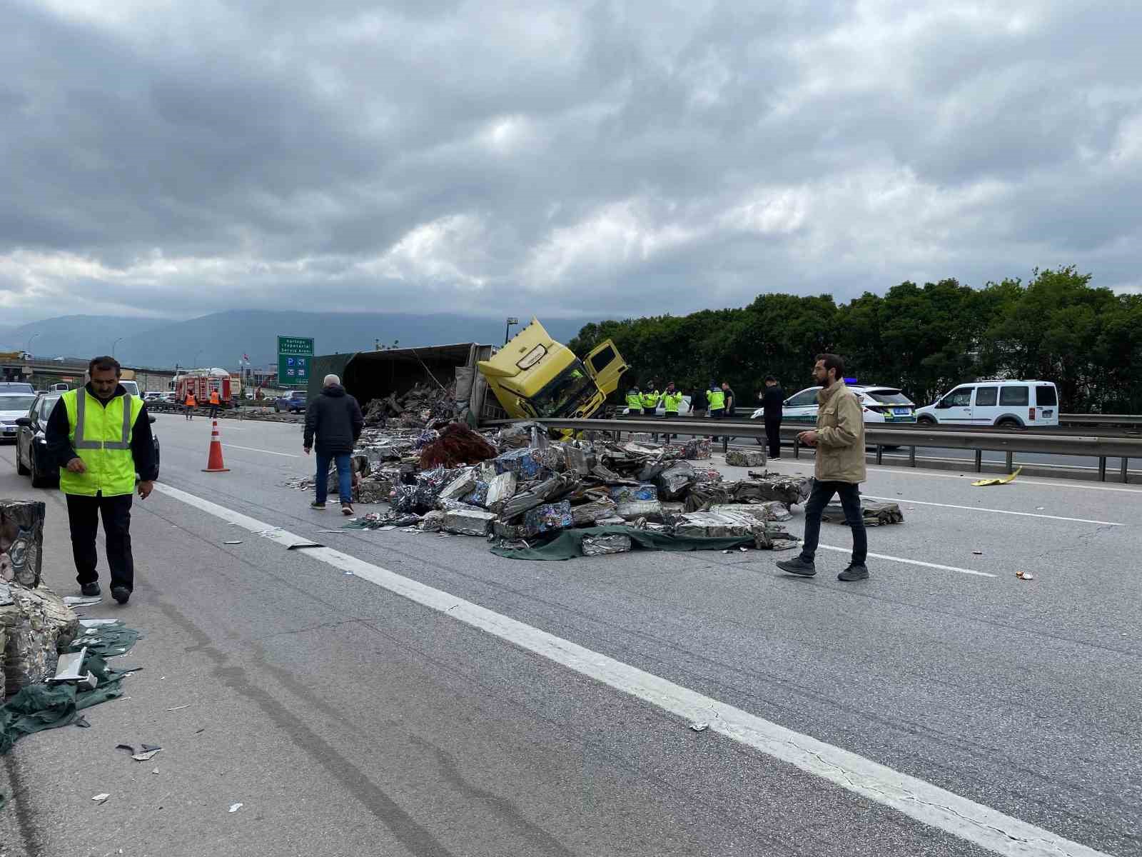 TEM’de yan yatan tırdan saçılan hurdalar trafiği felç etti
