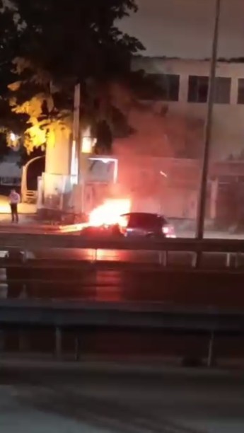 Yanan otomobilde sıkışan sürücüyü itfaiye kurtardı
