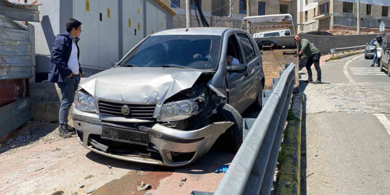 Freni boşalan otomobil trafik ışıklarında bekleyen araca çarptı: 5 yaralı