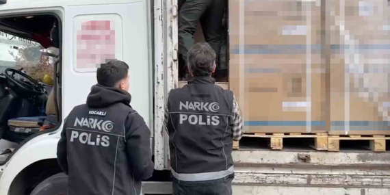 Narkotik köpeği tepki verdi, klimaların arasından binlerce uyuşturucu çıktı