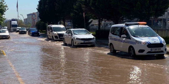 Altyapı çalışması sırasında ana su hattı patladı, ilçe sular altında kaldı