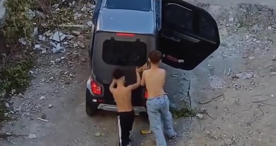 Çocuklar babalarının elektrikli aracını kaçırdı, şarj bitince yolda kaldılar