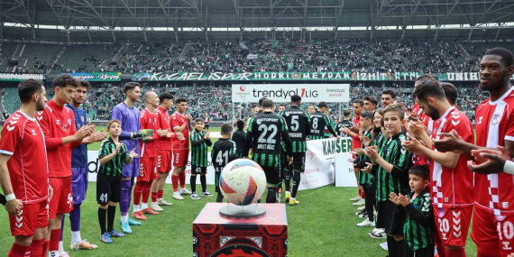 Şampiyon Kocaelispor son maçına alkışlarla çıktı