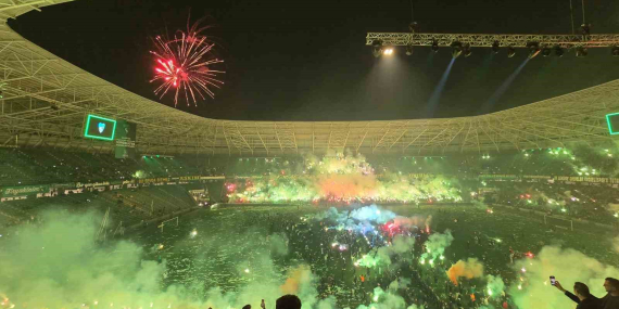 Kocaelispor camiası kupayı ünlü isimlerle kutladı