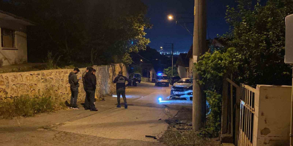 Kurşun yağmuruna tutulan otomobil kaza yaptı: 1 ağır yaralı
