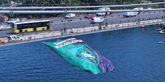 Kocaelispor’un bayrağı İstanbul Boğazı’nda dalgalandı