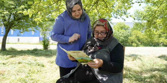 Kursa gitmeye fırsat bulamayınca bahçesinde okuma-yazma öğreniyor