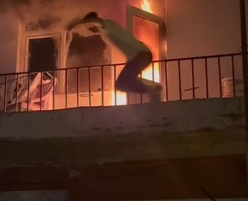 Daire alevlere teslim oldu: Balkondan atlayarak kurtuldu