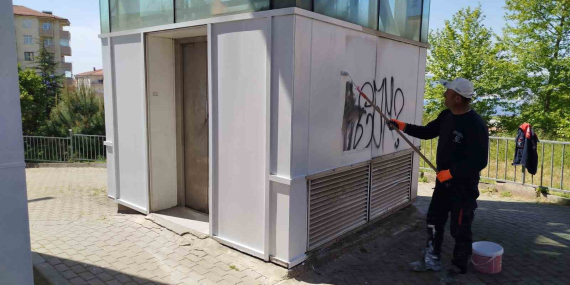 Gölcük’te üst geçitlerin bakımı yapılıyor