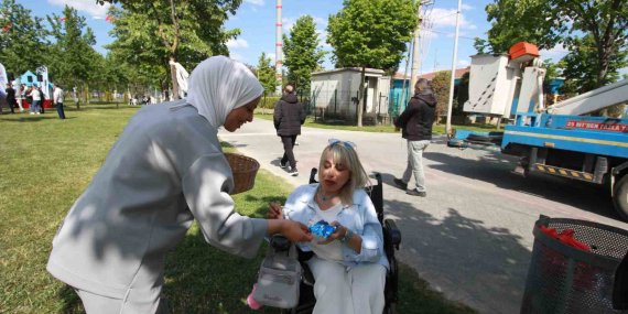 Beyaz Kalpler öğrencilerinden örnek davranış