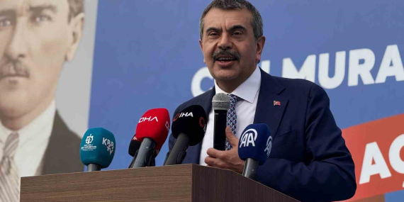 Bakan Tekin: “Okulumuzun 14-15 dönüm arazi içerisinde 10 metrekare payı olduğu için dava açan belediye başkanları var”