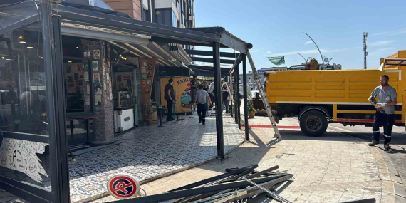 Kartepe’de ruhsatsız genişletilen iş yerlerine yıkım