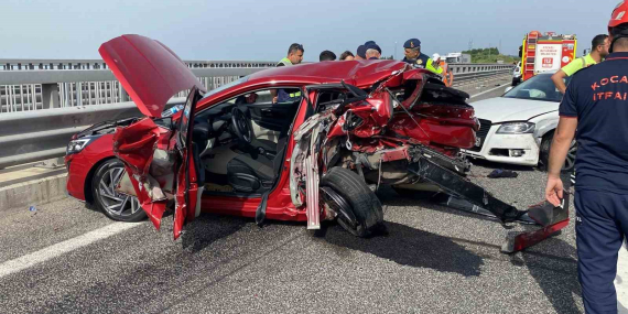 Zincirleme kazada otomobil kağıt gibi ezildi: 5 yaralı