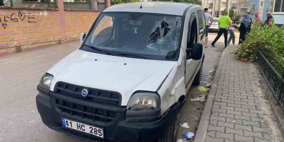 Hafif ticari araç ile scooter çarpıştı: 2 çocuk yaralandı