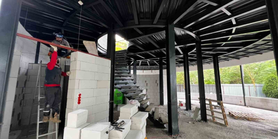 Deniz ve orman manzarası eşliğinde kitaplarını okuyacaklar