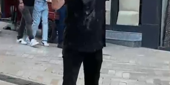 Üstüne benzin dökerek kendini yakmak istedi, polis engel oldu