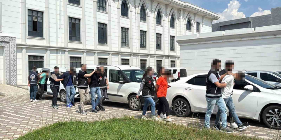 Sürücünün içinde bulunduğu otomobil kurşun yağmuruna tutulmuştu: 5 şüpheli yakalandı