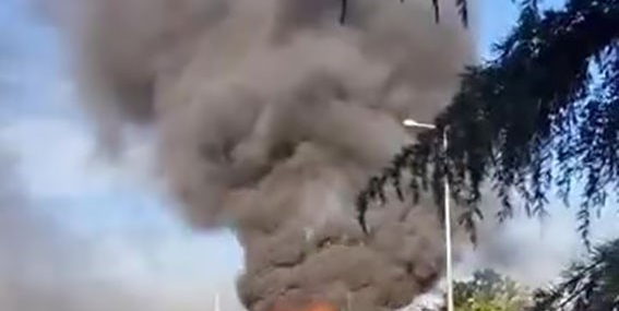 Hafriyat kamyonu alevlere teslim oldu, gökyüzü siyah dumanla kaplandı
